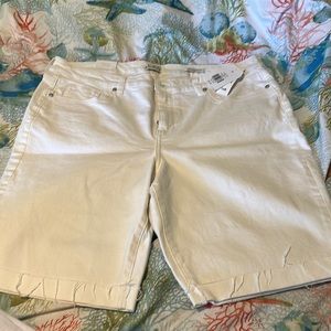 Mid-rise white 5 pocket Bermuda with fraying cuff. Brand new from Belk.
